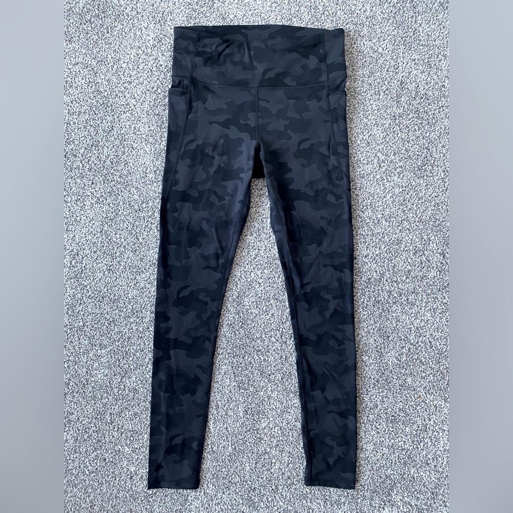 VANTONIA black/gray army print workout leggings.
